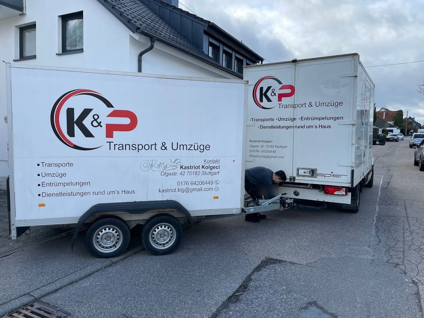 K&P Anhänger und Transporter vor einem Wohnhaus