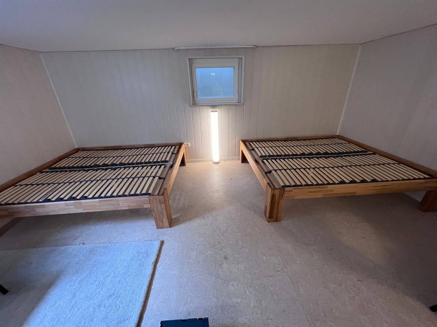 Aufgebaute Bettgestelle in einer neuen Wohnung