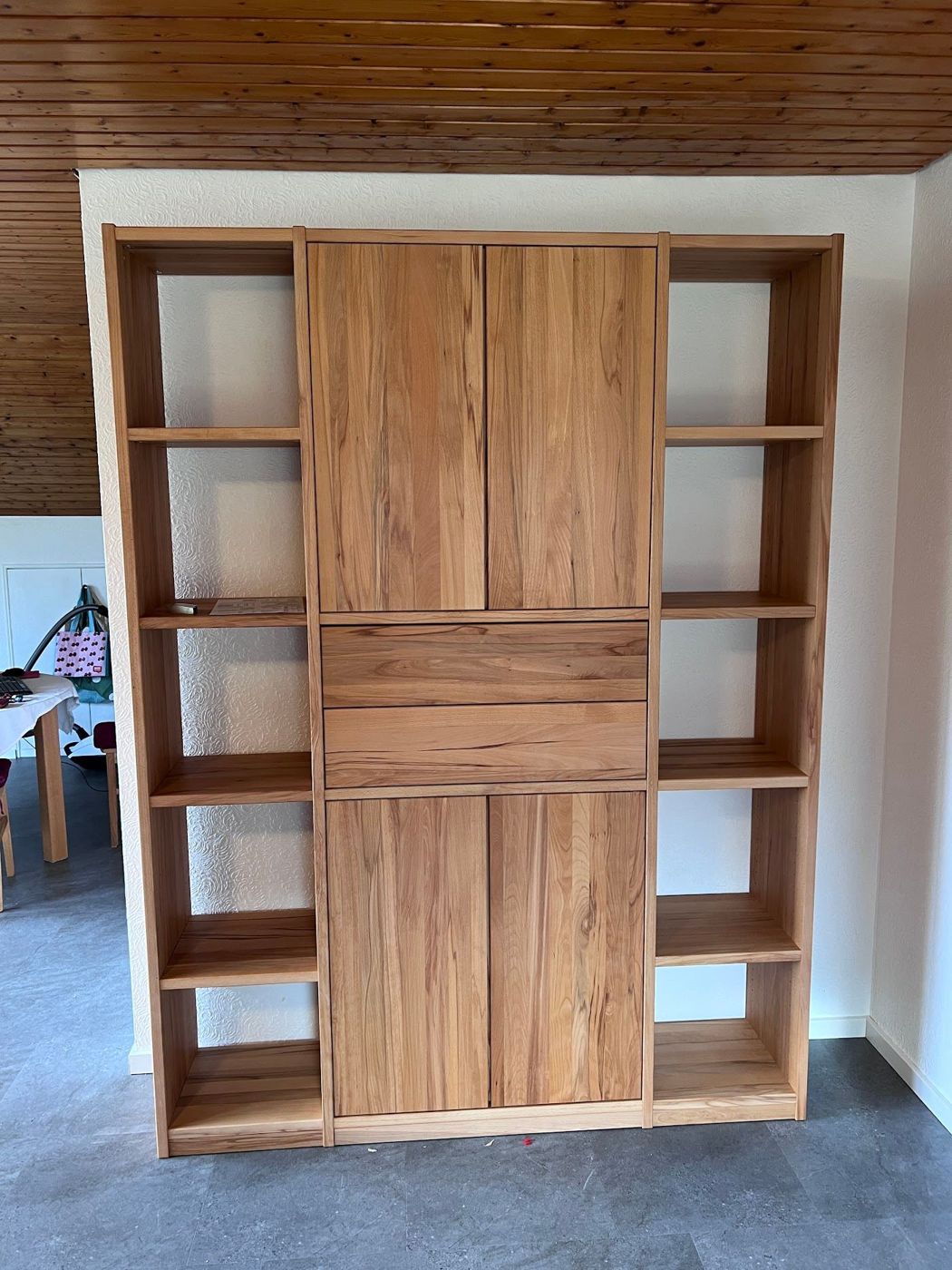Aufgebauter Holzschrank mit Regalen