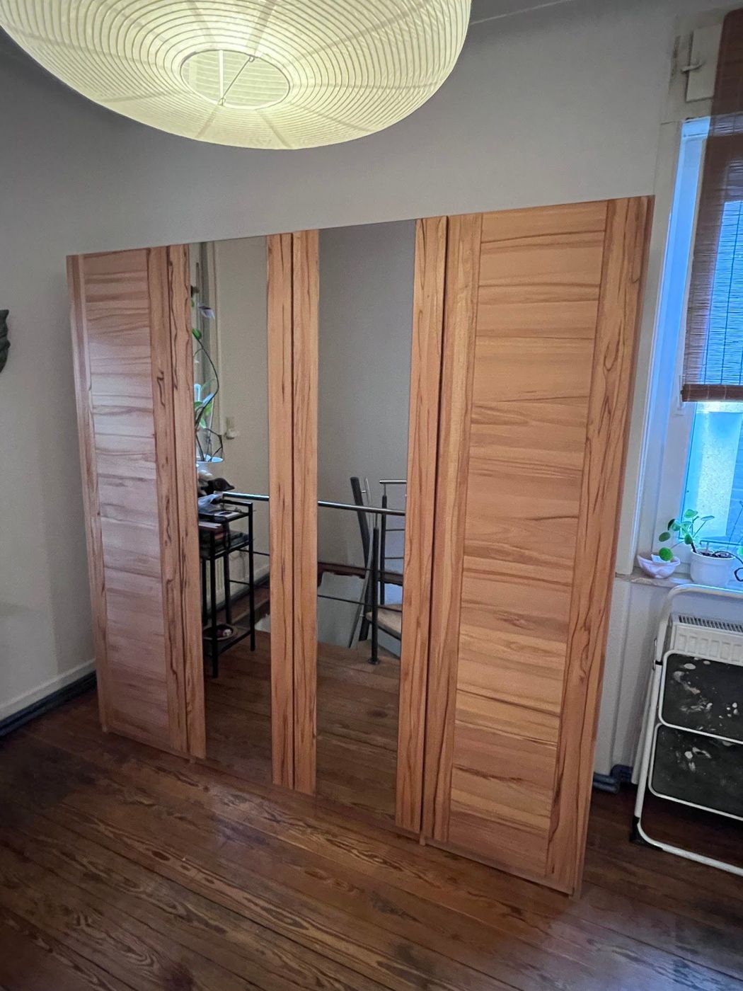 Holzschrank mit Türen