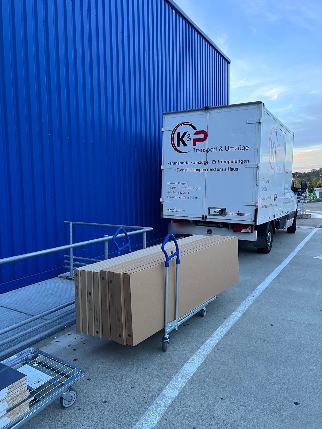 K&P Transporter mit Möbelpaketen